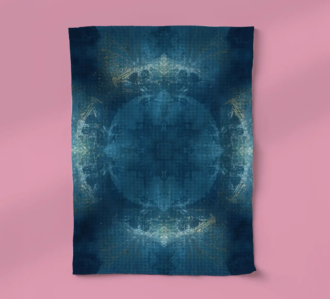 Image d'un kaléidoscope à motif fractal bleu et or torchon de DesignDoodle