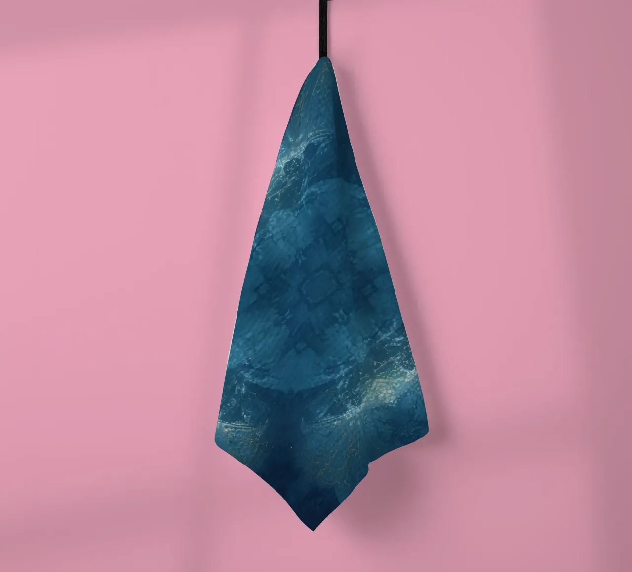 Image d'un kaléidoscope à motif fractal bleu et or torchon de DesignDoodle