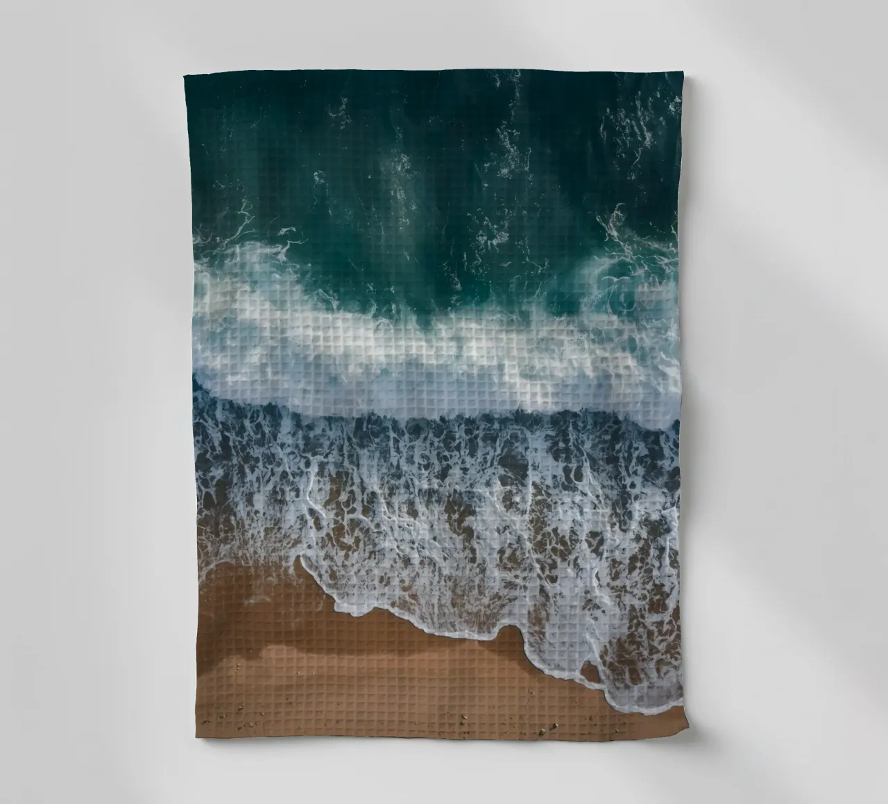 Vue aérienne des vagues de l'océan rencontrant le rivage sablonneux torchon de DesignDoodle