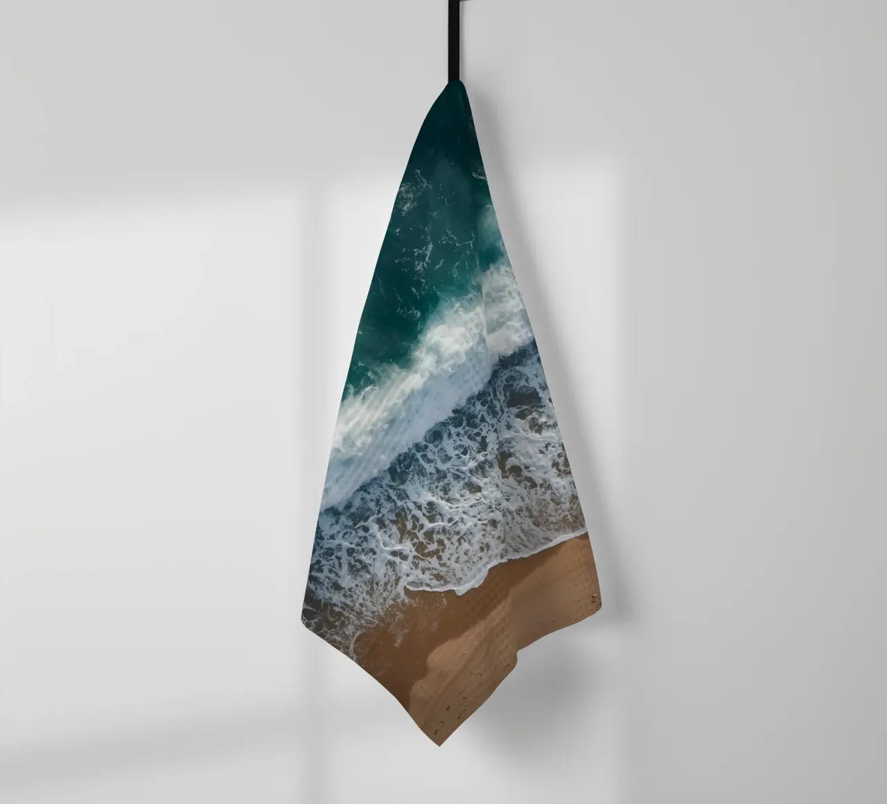 Vue aérienne des vagues de l'océan rencontrant le rivage sablonneux torchon de DesignDoodle