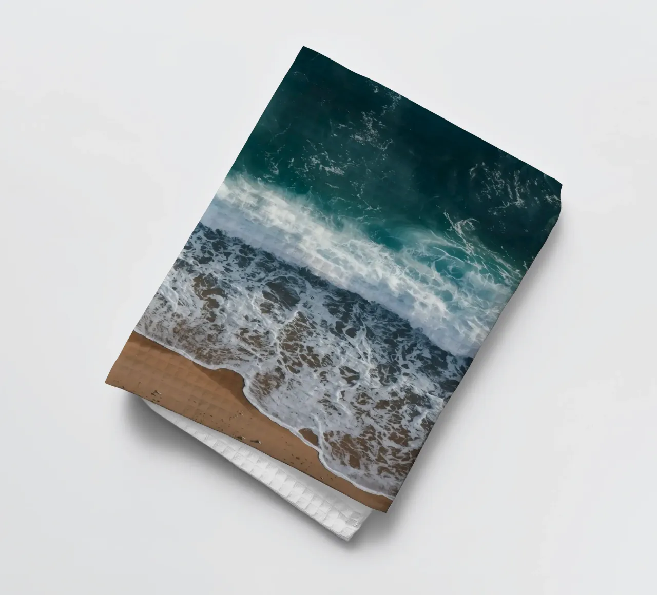 Vue aérienne des vagues de l'océan rencontrant le rivage sablonneux torchon de DesignDoodle
