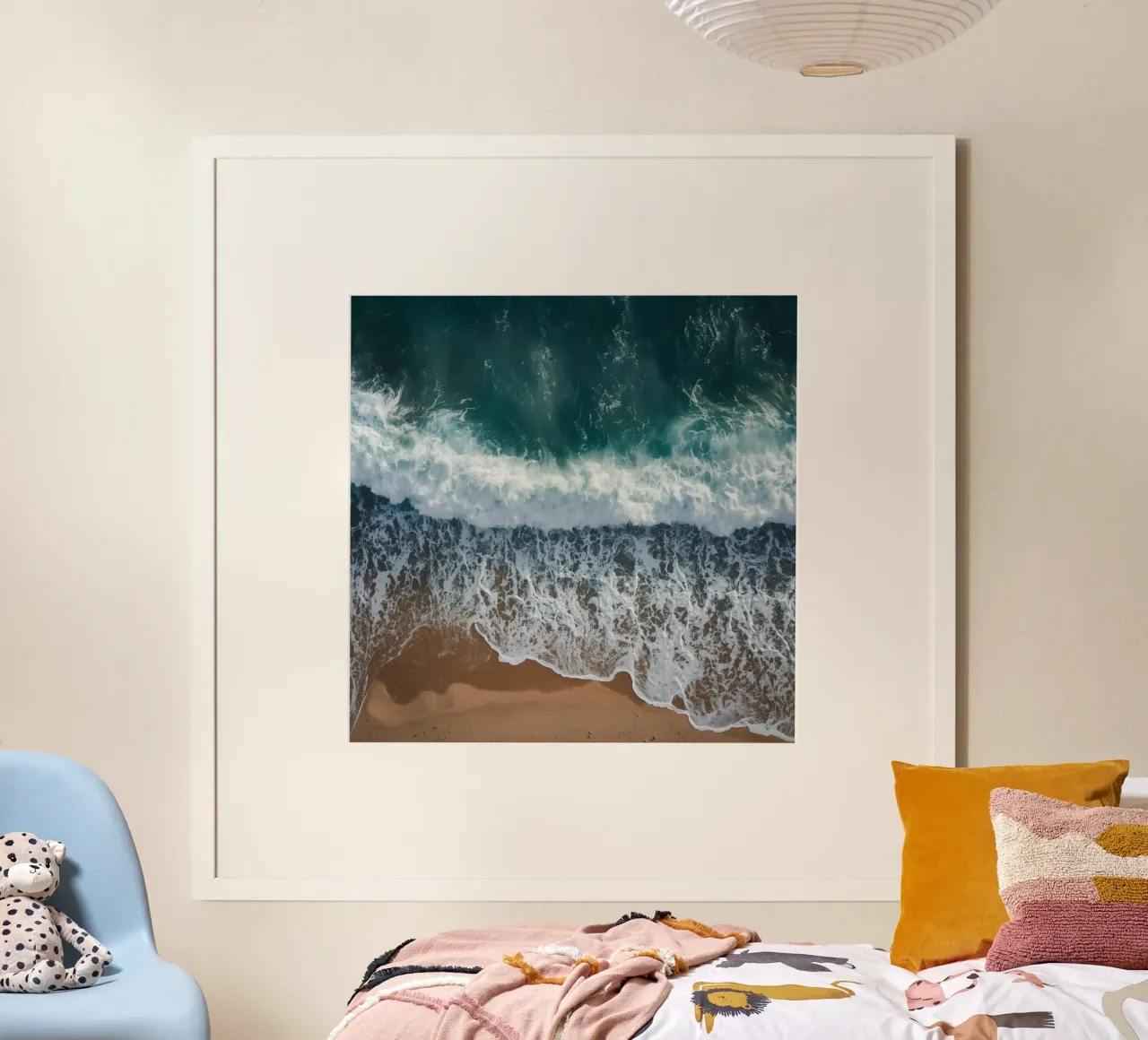 Vue aérienne des vagues de l'océan rencontrant le rivage sablonneux poster de DesignDoodle