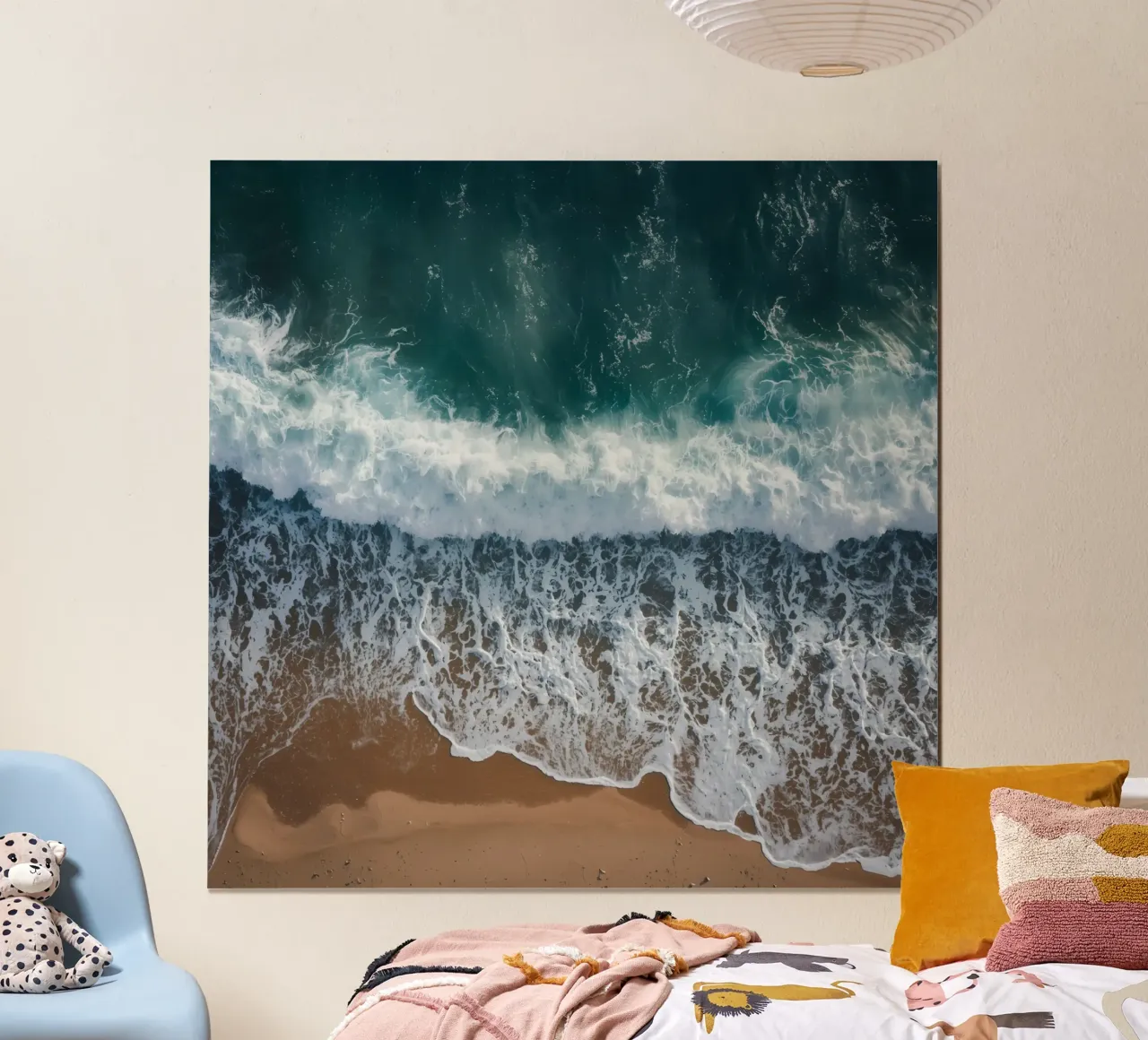 Vue aérienne des vagues de l'océan rencontrant le rivage sablonneux poster de DesignDoodle