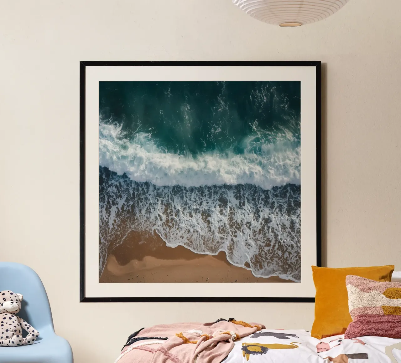 Vue aérienne des vagues de l'océan rencontrant le rivage sablonneux poster de DesignDoodle