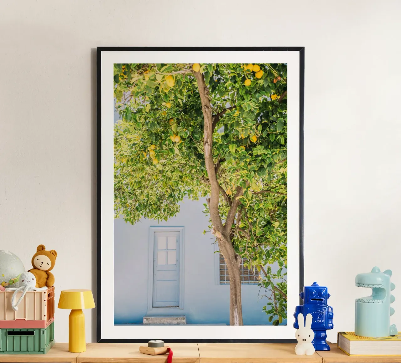Blaues Haus und Zitronenbaum in Griechenland | mediterraner Sommer Poster von patiphotography
