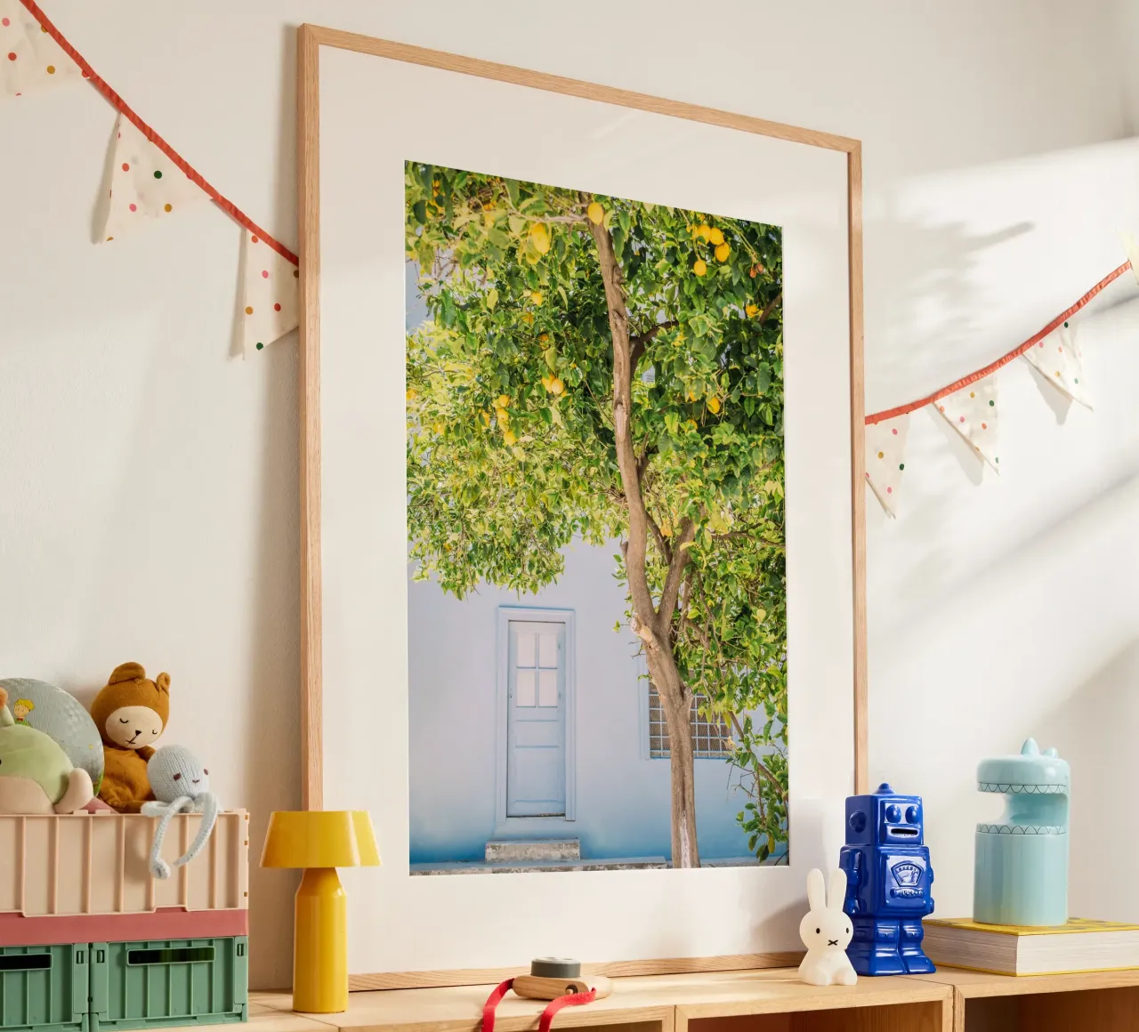 Blaues Haus und Zitronenbaum in Griechenland | mediterraner Sommer Poster von patiphotography