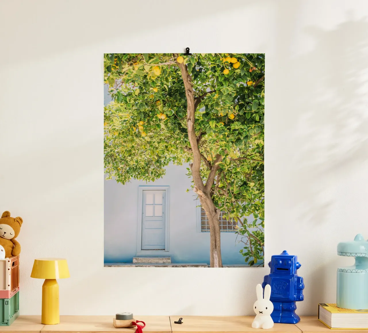 Blaues Haus und Zitronenbaum in Griechenland | mediterraner Sommer Poster von patiphotography