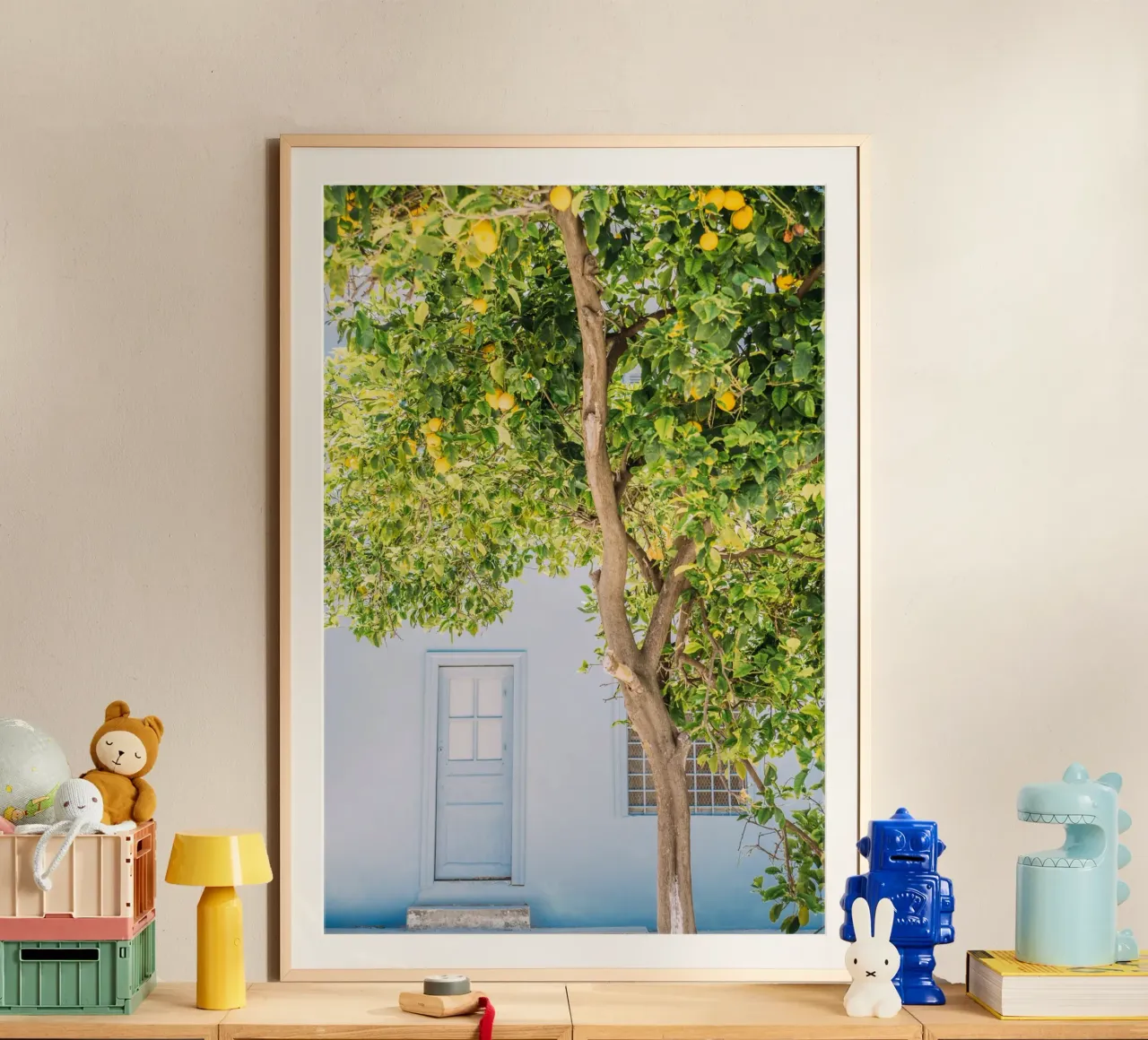 Blaues Haus und Zitronenbaum in Griechenland | mediterraner Sommer Poster von patiphotography