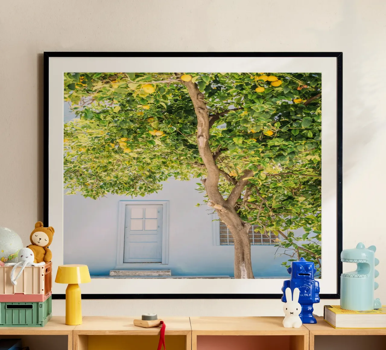 Blaues Haus und Zitronenbaum in Griechenland | mediterraner Sommer Poster von patiphotography