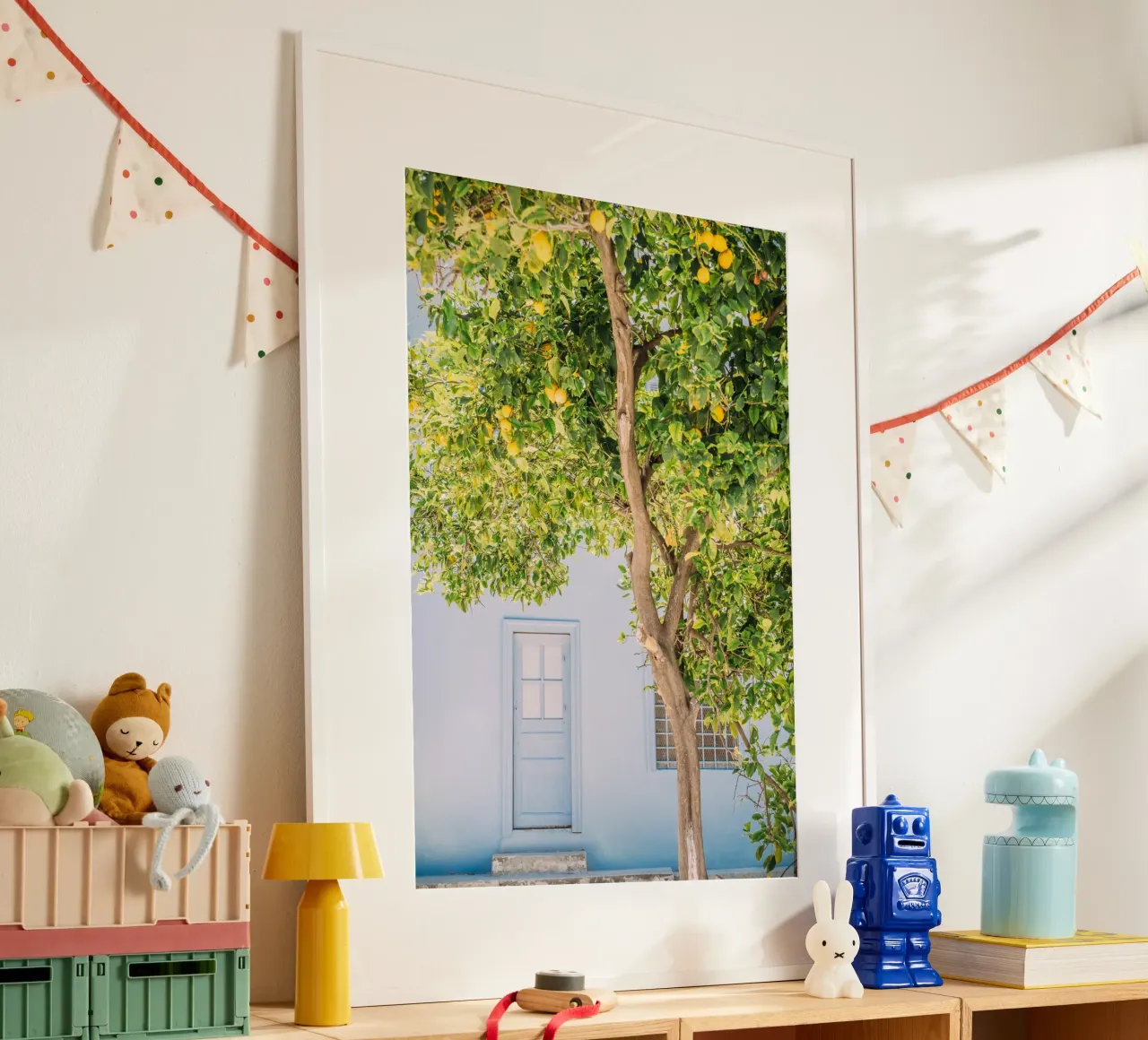 Blaues Haus und Zitronenbaum in Griechenland | mediterraner Sommer Poster von patiphotography