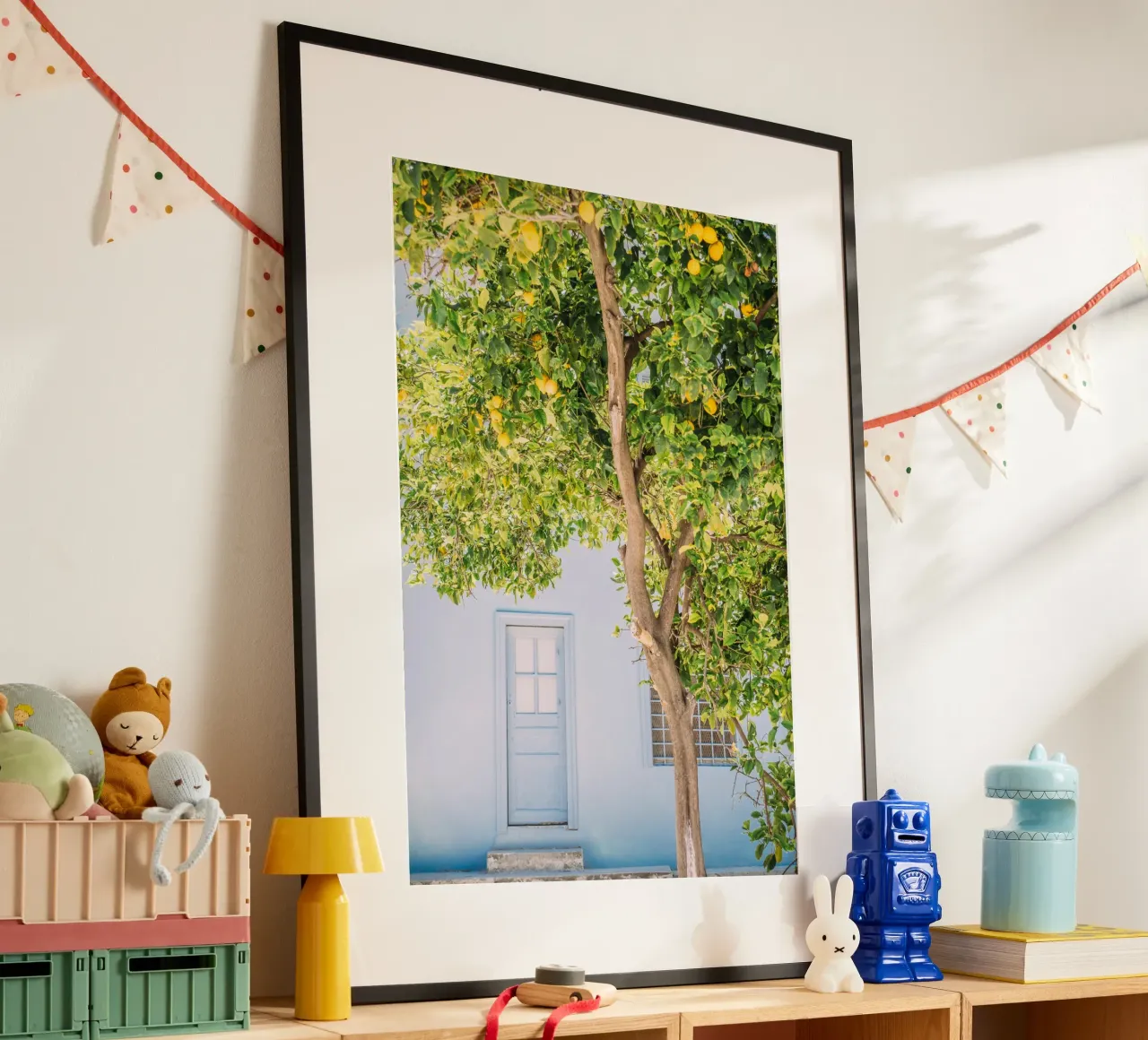 Blaues Haus und Zitronenbaum in Griechenland | mediterraner Sommer Poster von patiphotography