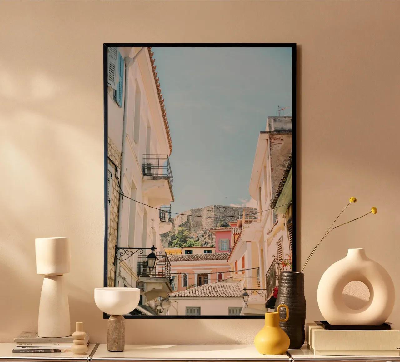 Centro storico di Nauplia, Grecia | case pastello in collina poster con telaio in plastica da patiphotography