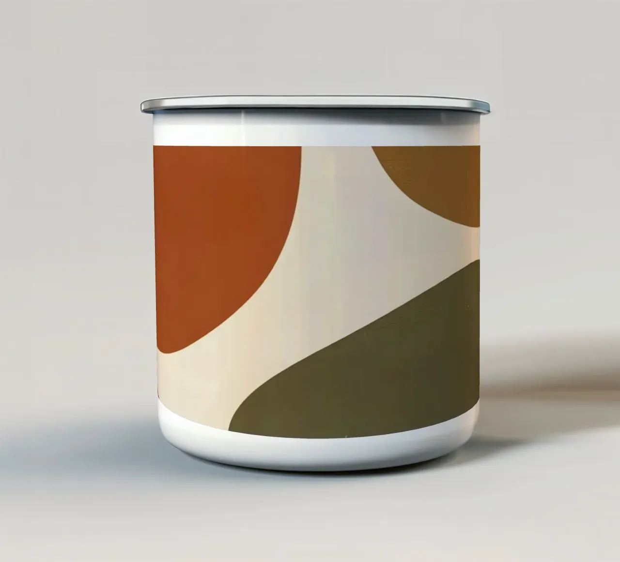 Forme astratte in marrone, arancione e verde tazza in smalto da DesignDoodle