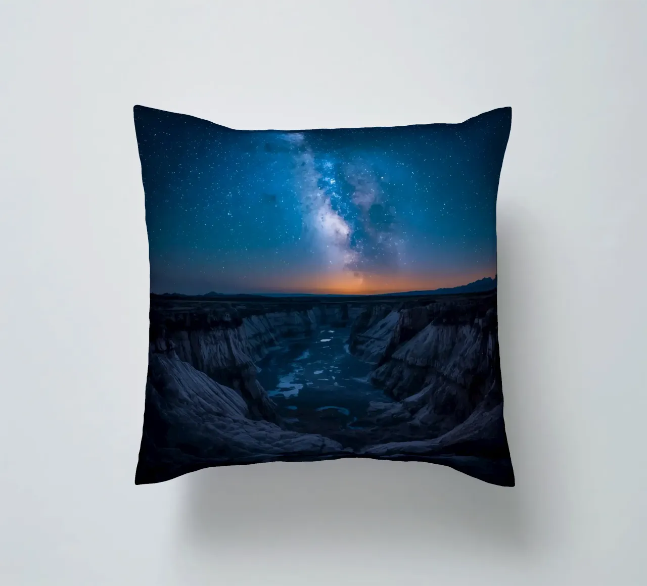 Paesaggio del canyon di notte con la Via Lattea cuscino da DesignDoodle