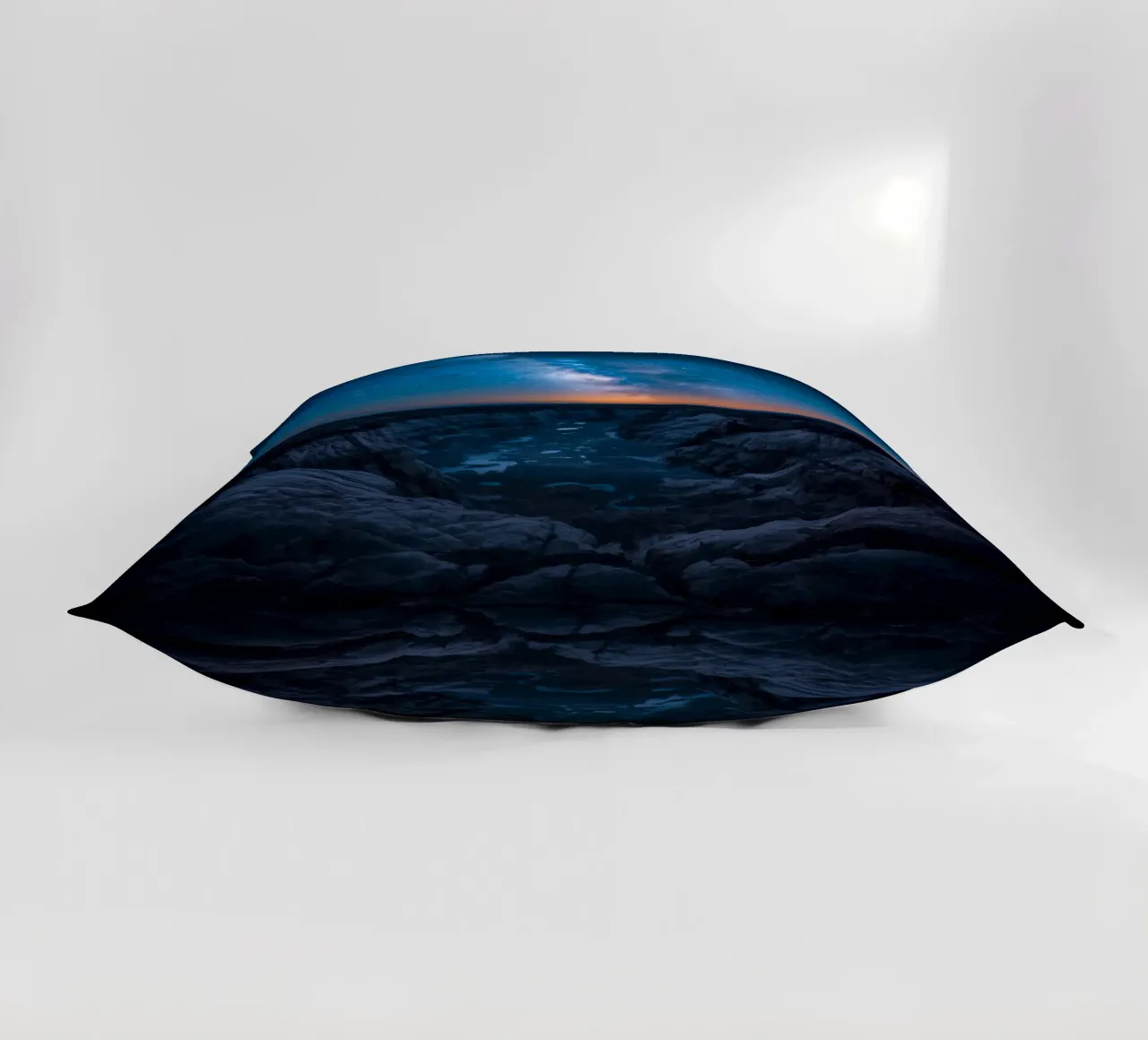 Paesaggio del canyon di notte con la Via Lattea cuscino da DesignDoodle