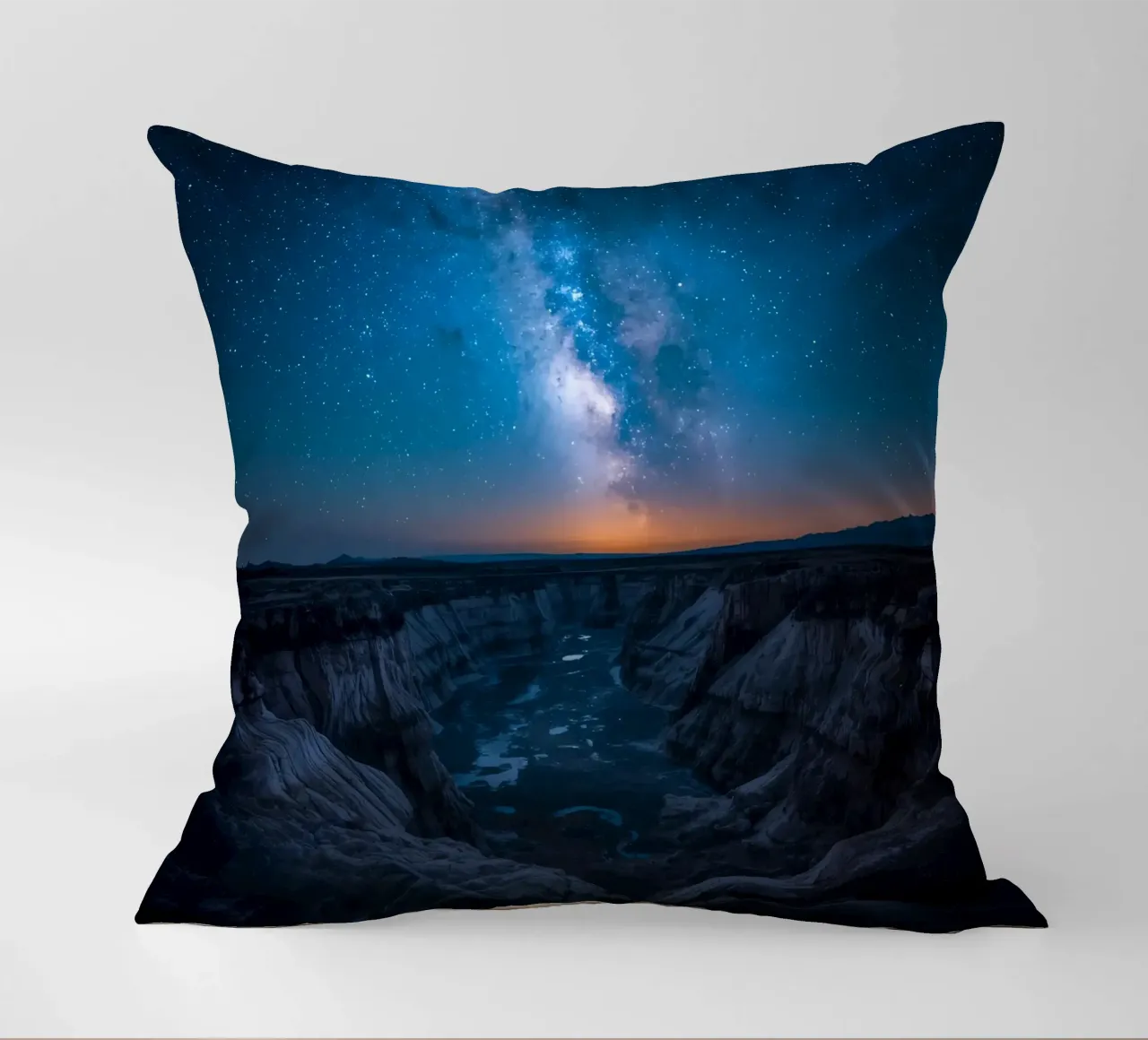 Paesaggio del canyon di notte con la Via Lattea cuscino da DesignDoodle