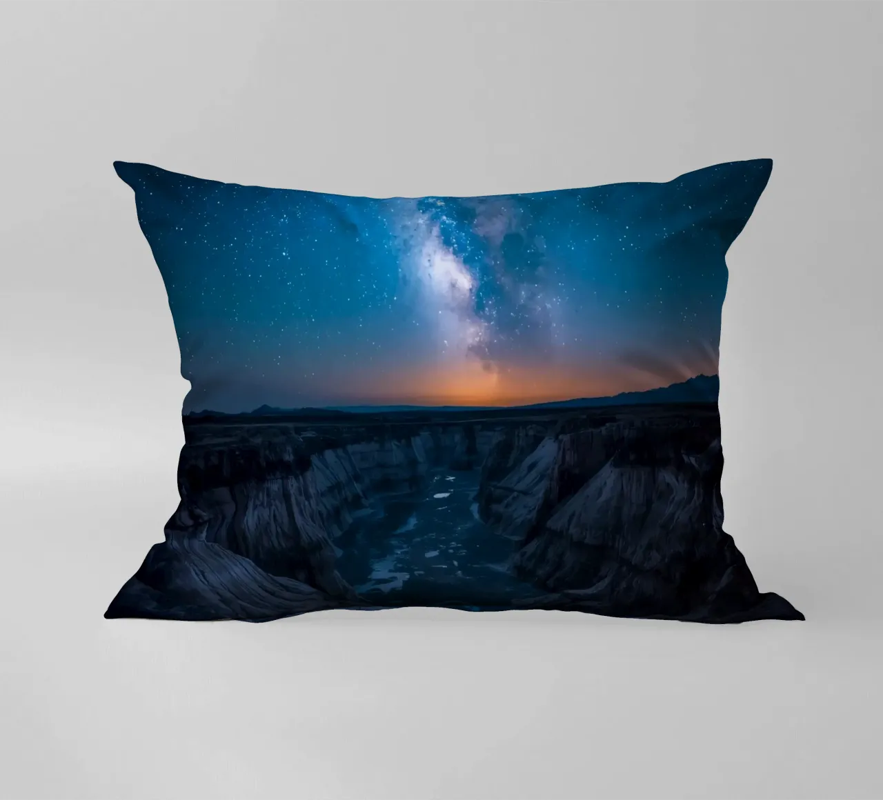 Paesaggio del canyon di notte con la Via Lattea cuscino da DesignDoodle