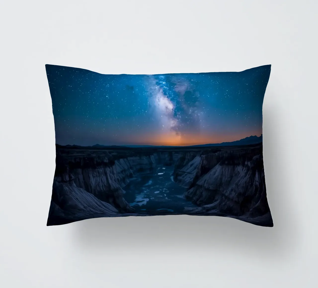 Paesaggio del canyon di notte con la Via Lattea cuscino da DesignDoodle
