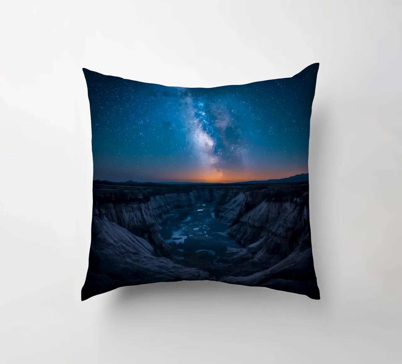 Paesaggio del canyon di notte con la Via Lattea cuscino da DesignDoodle
