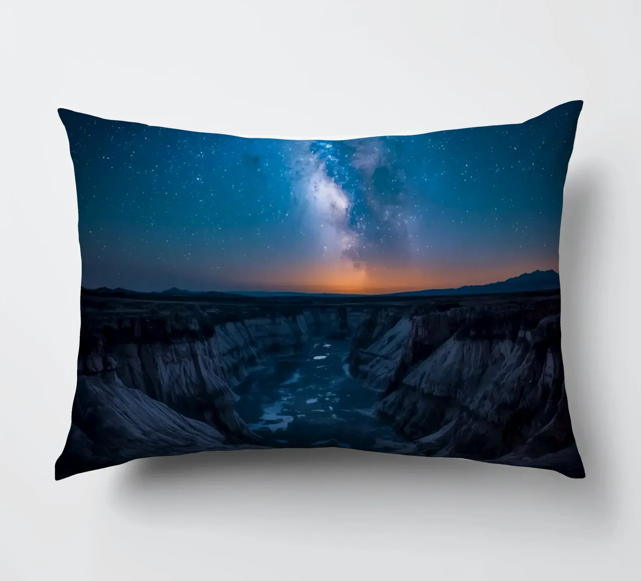 Paesaggio del canyon di notte con la Via Lattea cuscino da DesignDoodle