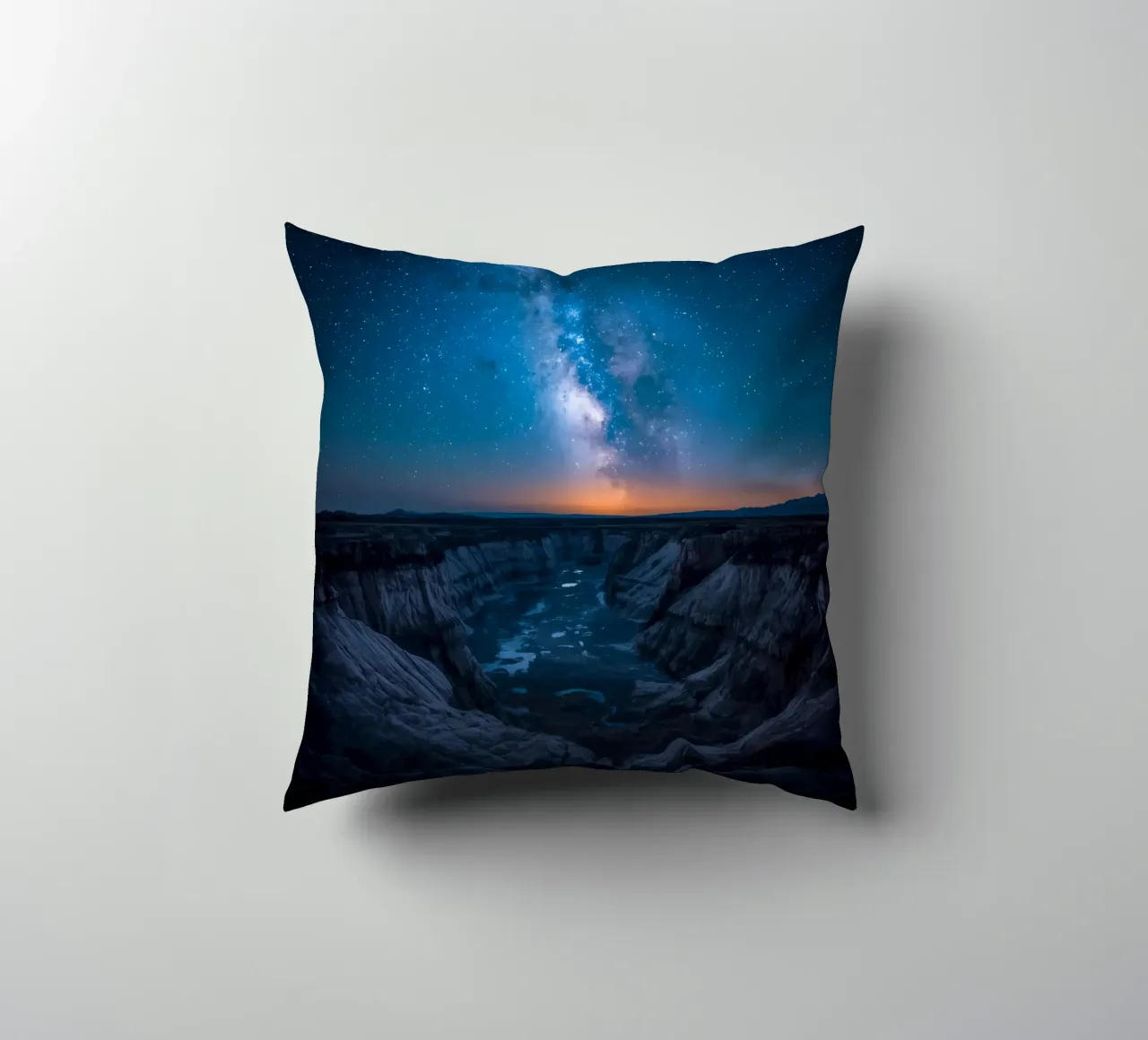 Paesaggio del canyon di notte con la Via Lattea cuscino da DesignDoodle