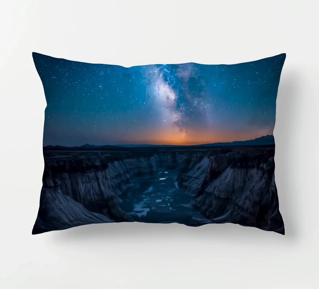 Paesaggio del canyon di notte con la Via Lattea cuscino da DesignDoodle