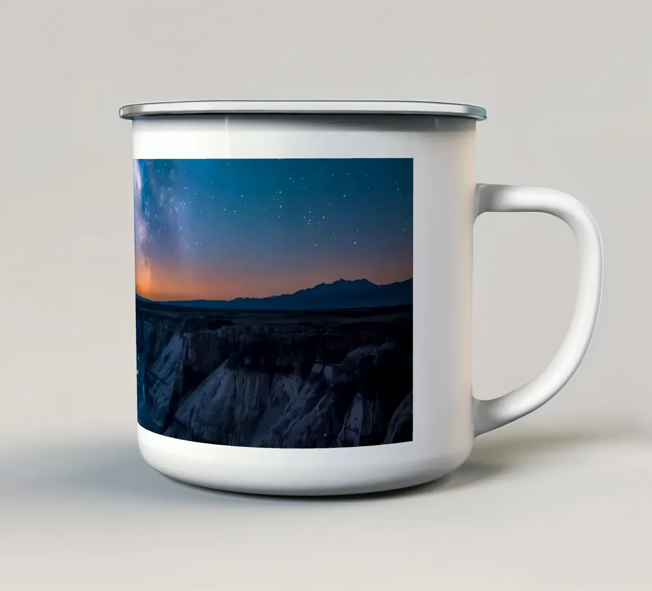 Paesaggio del canyon di notte con la Via Lattea tazza in smalto da DesignDoodle