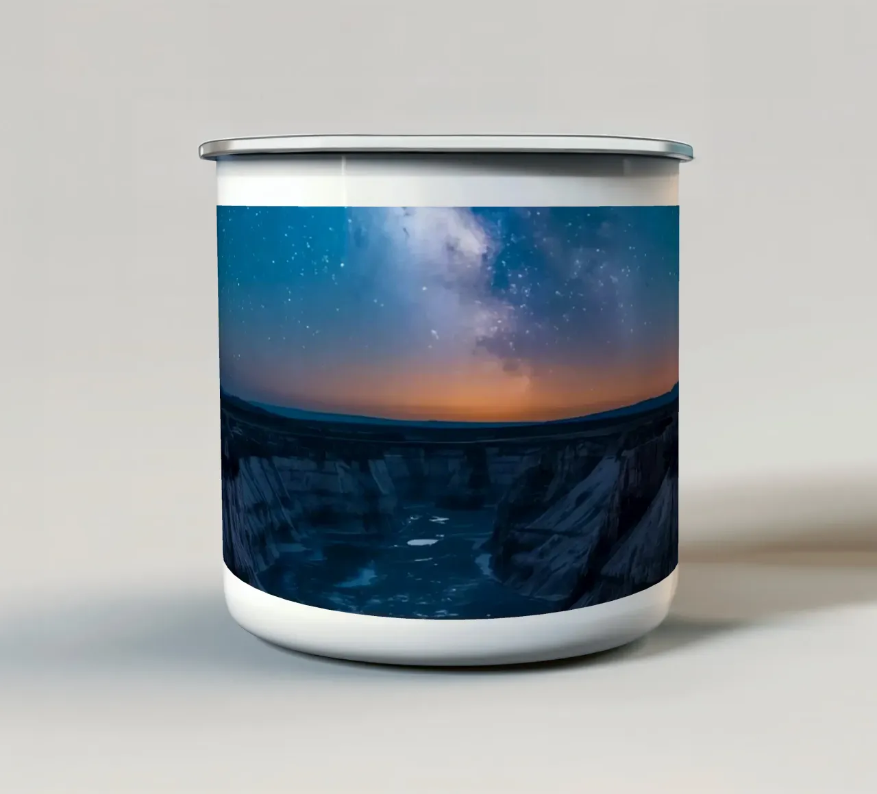 Paesaggio del canyon di notte con la Via Lattea tazza in smalto da DesignDoodle