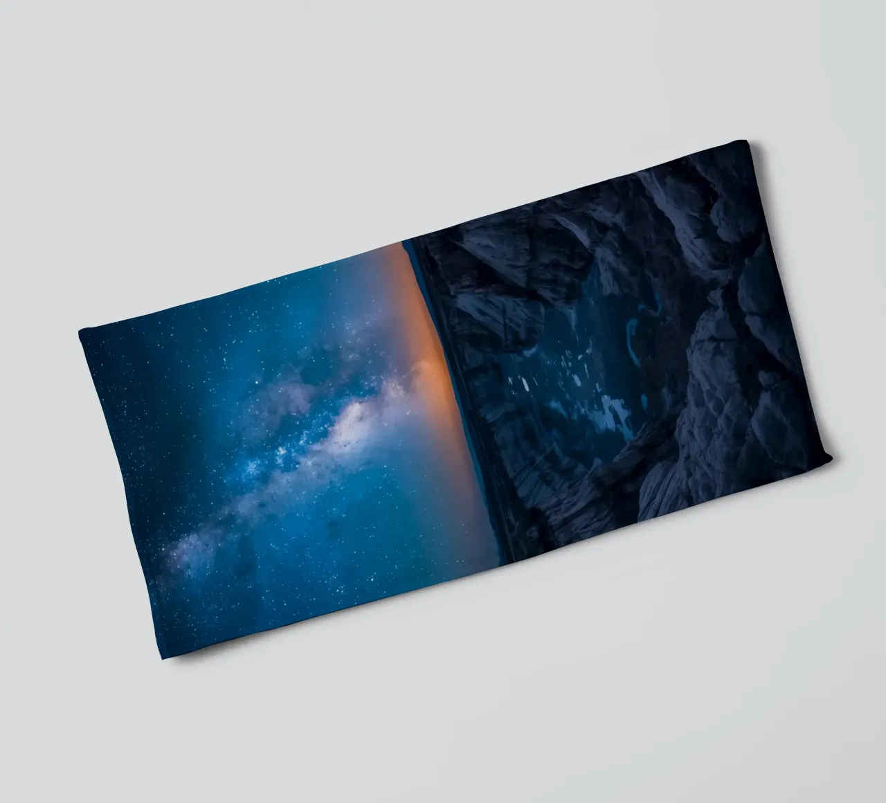 Paesaggio del canyon di notte con la Via Lattea asciugamano da bagno da DesignDoodle
