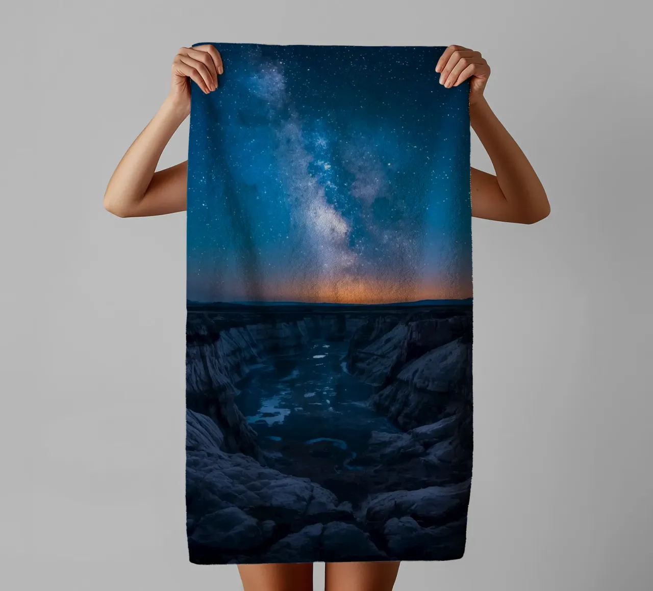 Paesaggio del canyon di notte con la Via Lattea asciugamano da bagno da DesignDoodle