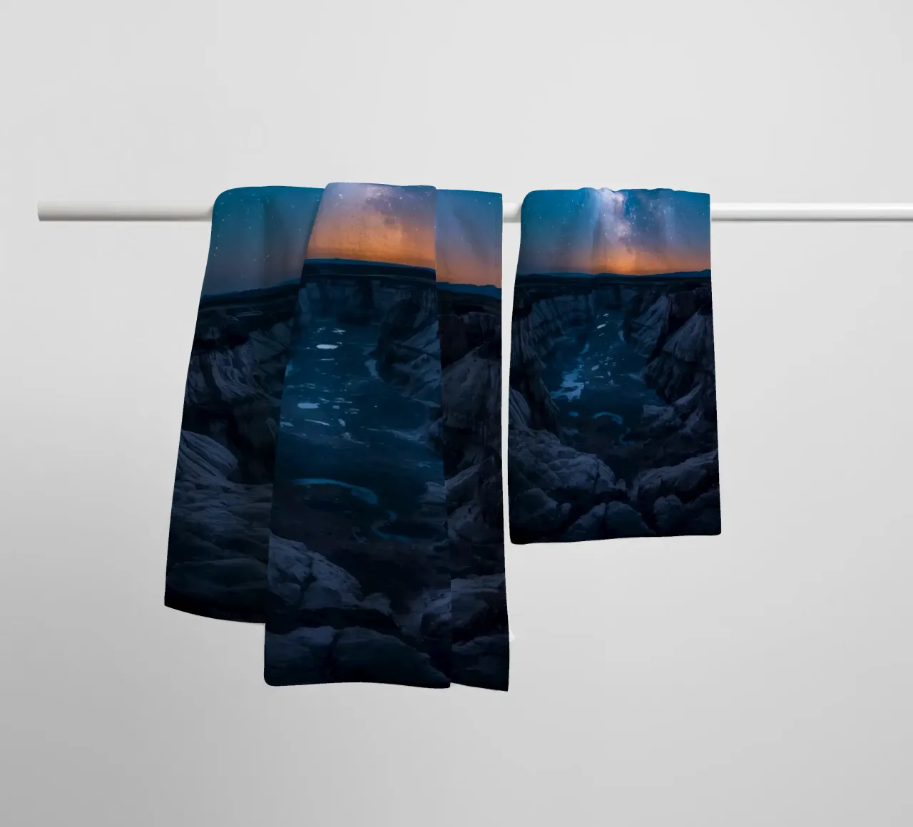 Paesaggio del canyon di notte con la Via Lattea asciugamano da bagno da DesignDoodle