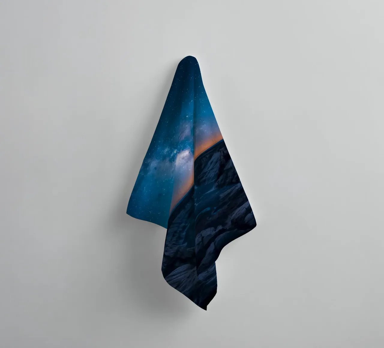 Paesaggio del canyon di notte con la Via Lattea asciugamano da bagno da DesignDoodle