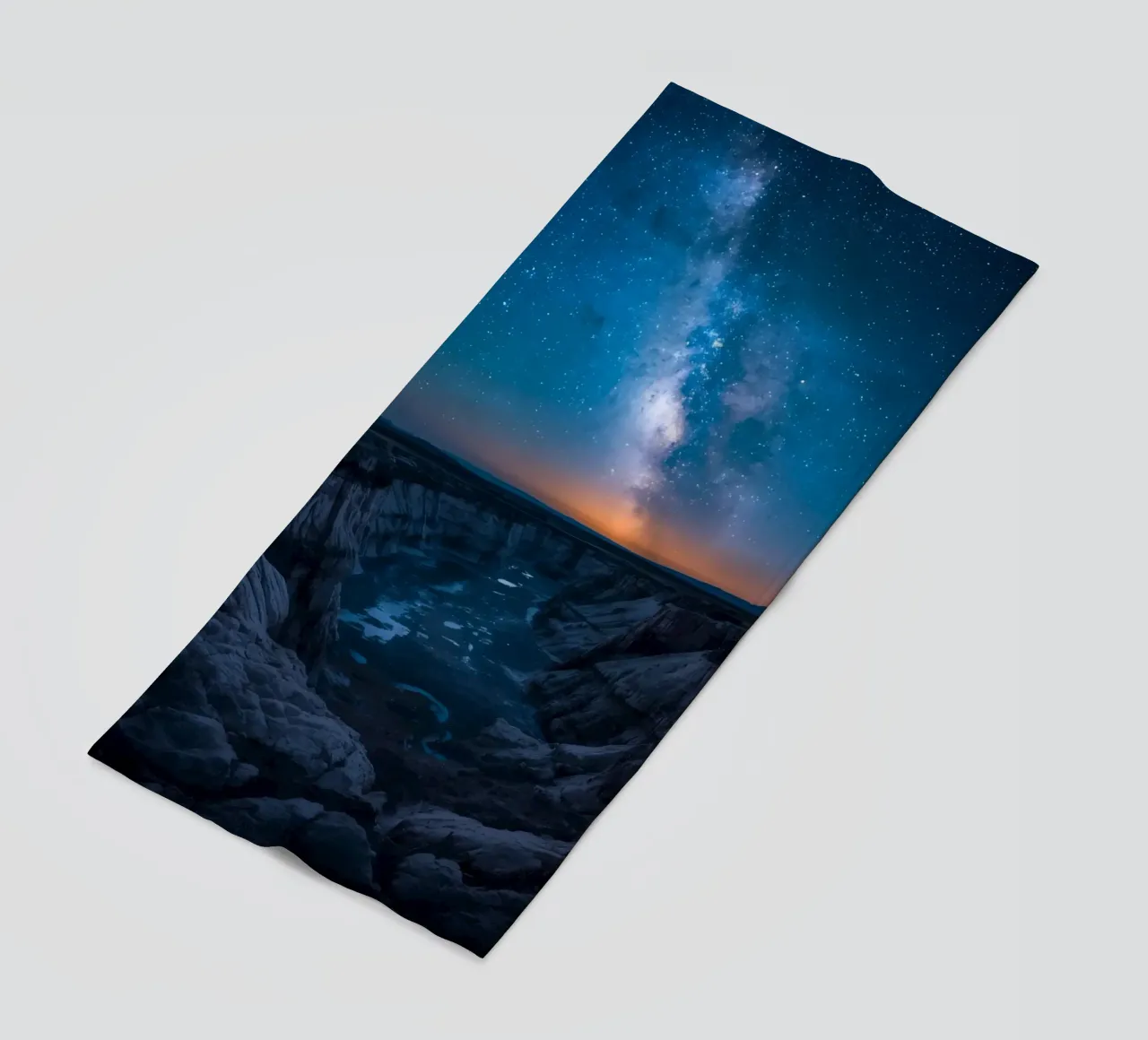 Paesaggio del canyon di notte con la Via Lattea telo mare da DesignDoodle