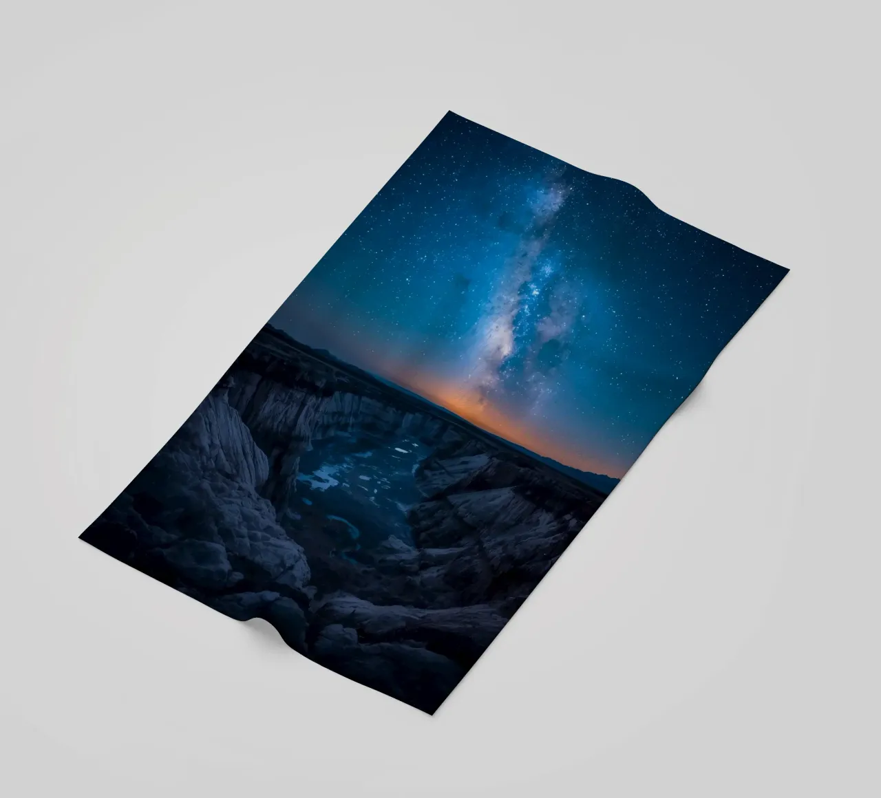 Paesaggio del canyon di notte con la Via Lattea telo mare da DesignDoodle