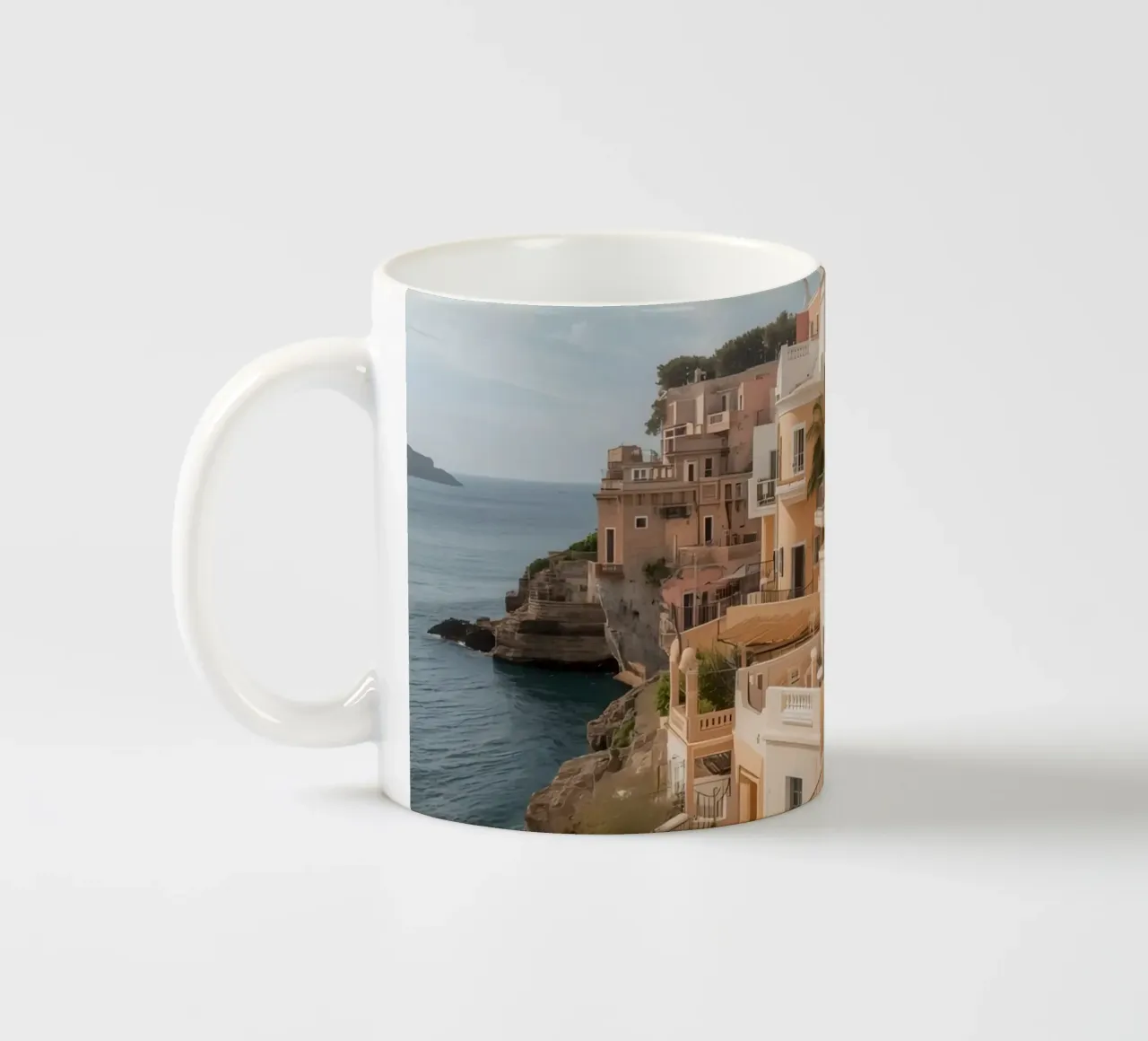 Edifici sulla scogliera con architettura affacciata sull'oceano tazza in ceramica da DesignDoodle