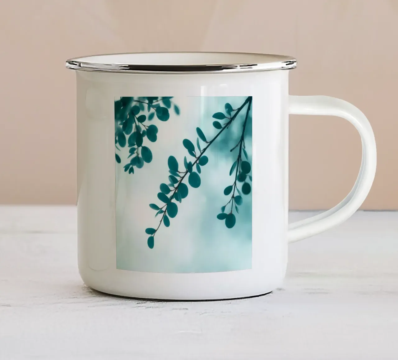 Rami di eucalipto contro un cielo chiaro tazza in smalto da DesignDoodle