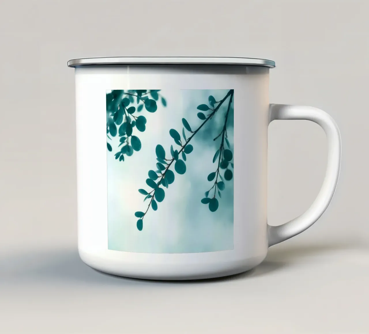 Rami di eucalipto contro un cielo chiaro tazza in smalto da DesignDoodle