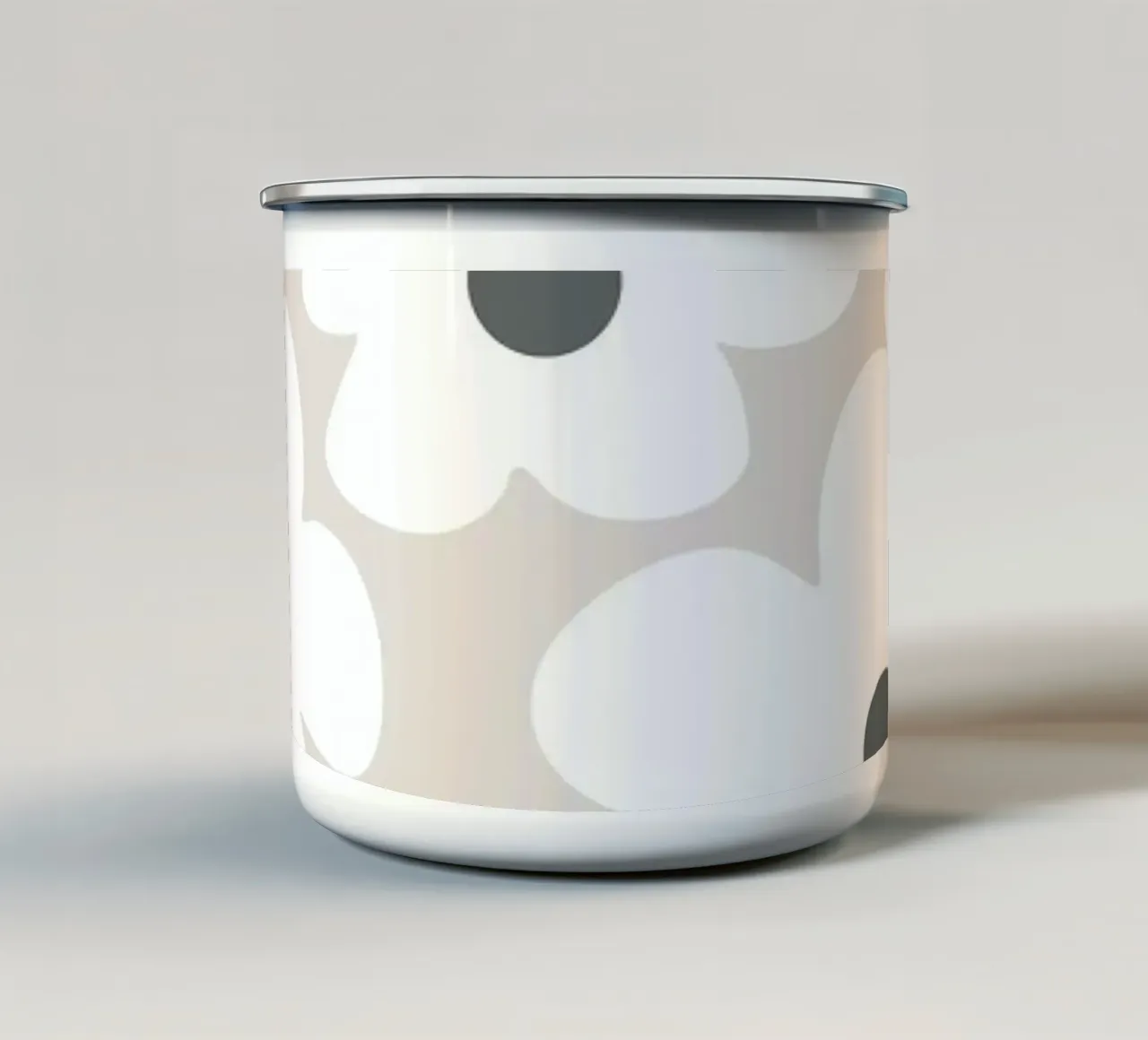 Fiori bianchi su beige tazza in smalto da Alisa Knöß