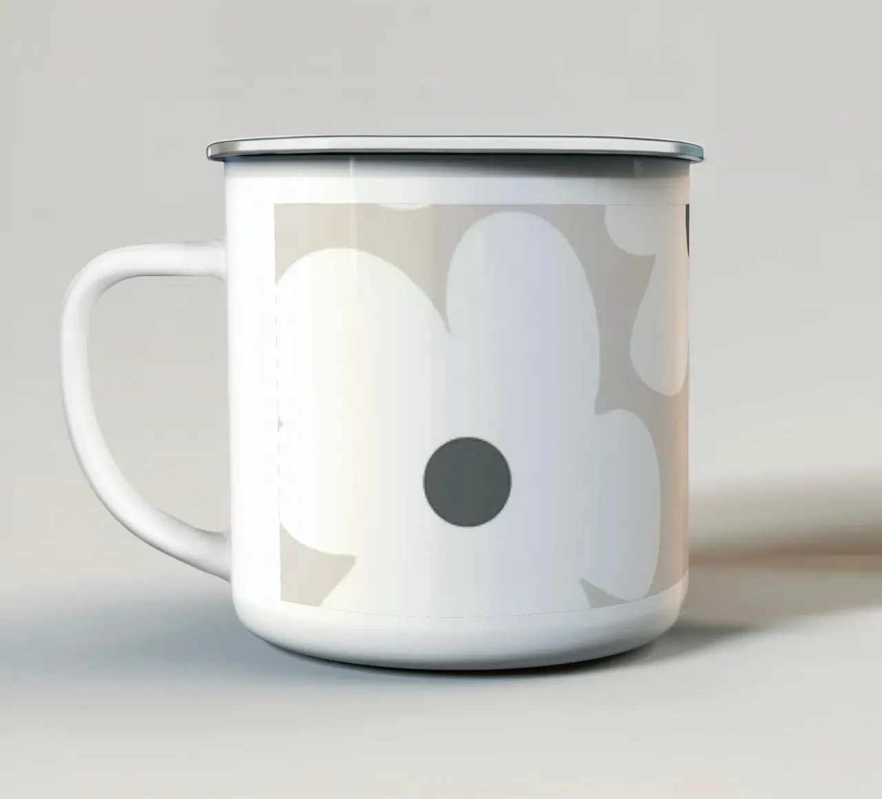 Fiori bianchi su beige tazza in smalto da Alisa Knöß