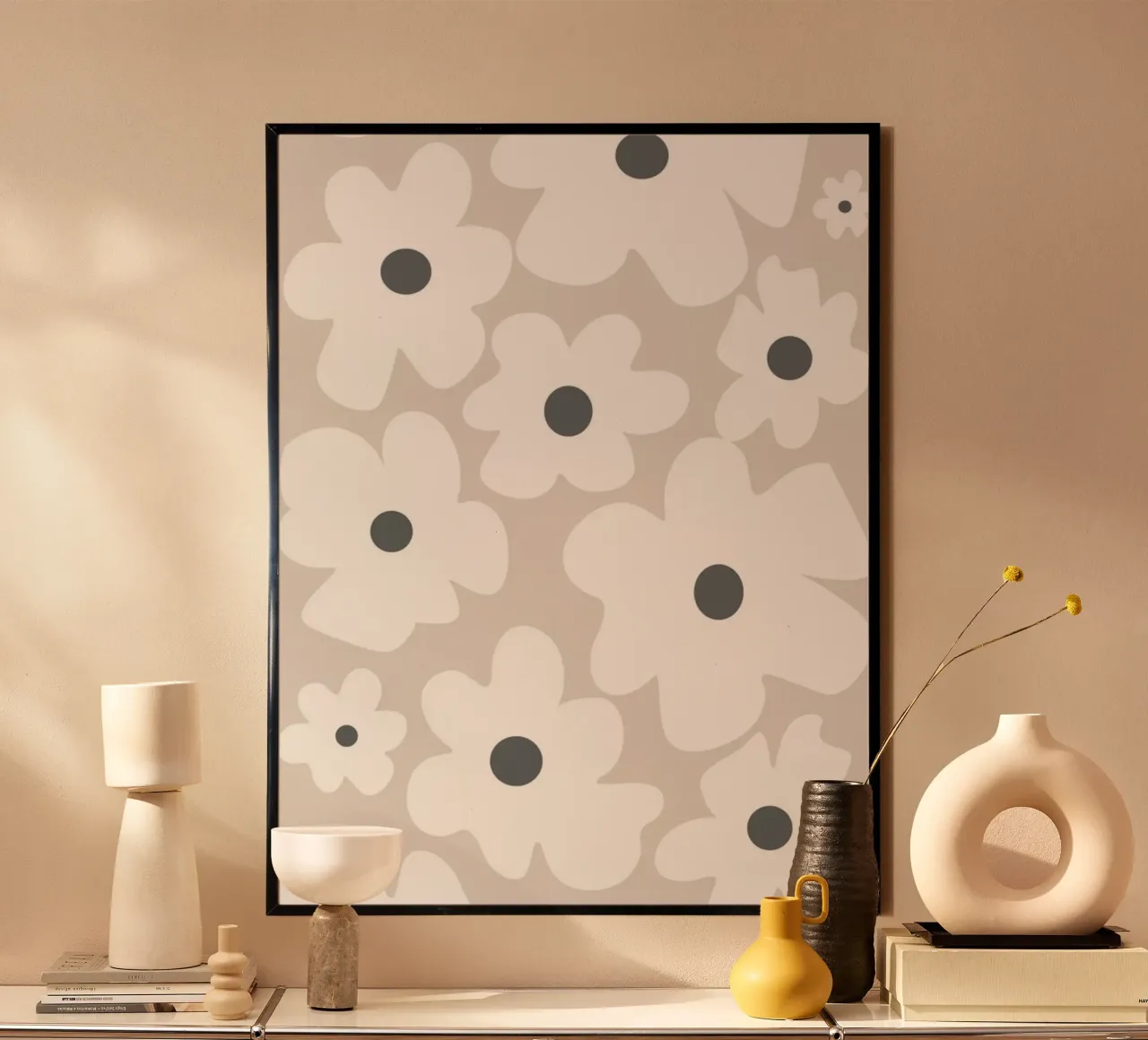 Fiori bianchi su beige poster con telaio in legno da Alisa Knöß