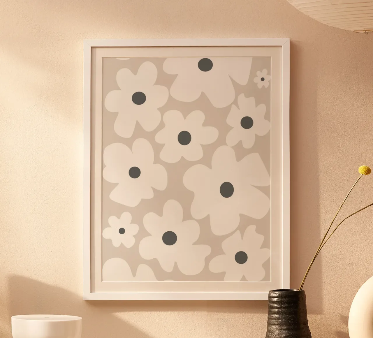 Fiori bianchi su beige poster con telaio in legno da Alisa Knöß