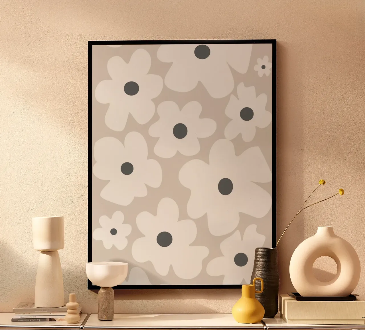 Fiori bianchi su beige poster con telaio in legno da Alisa Knöß