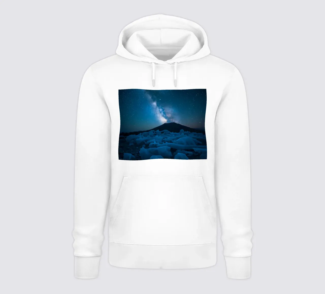 Paesaggio ghiacciato con montagna e Via Lattea di notte felpa con cappuccio da DesignDoodle