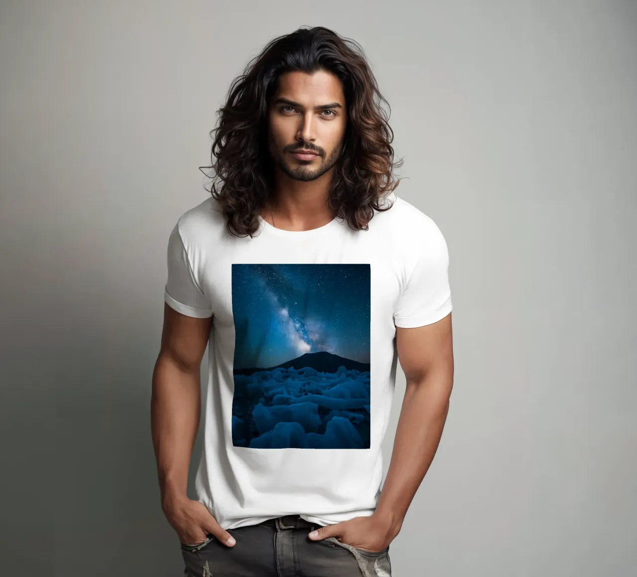 Paesaggio ghiacciato con montagna e Via Lattea di notte t-shirt da DesignDoodle