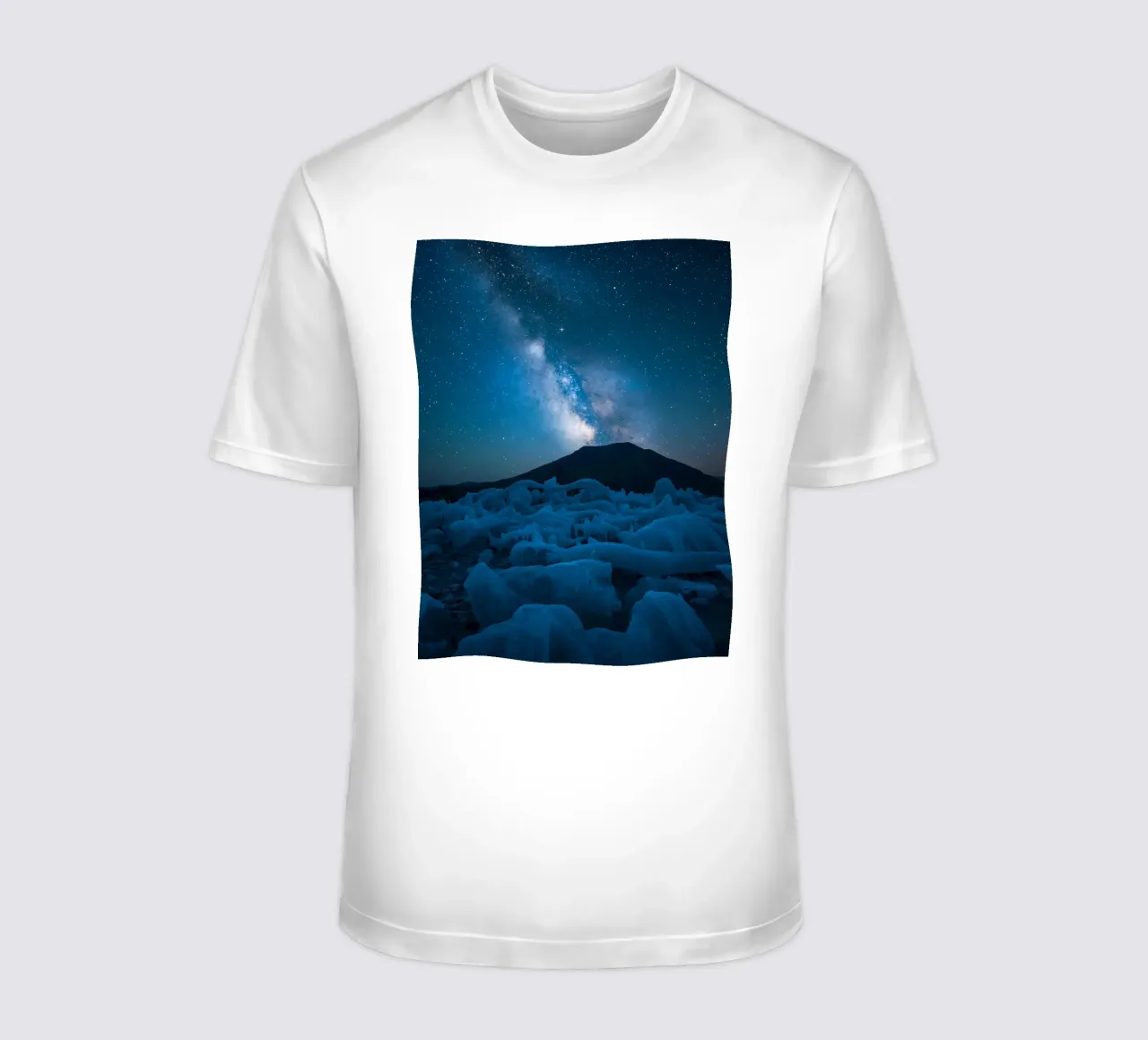 Paesaggio ghiacciato con montagna e Via Lattea di notte t-shirt da DesignDoodle