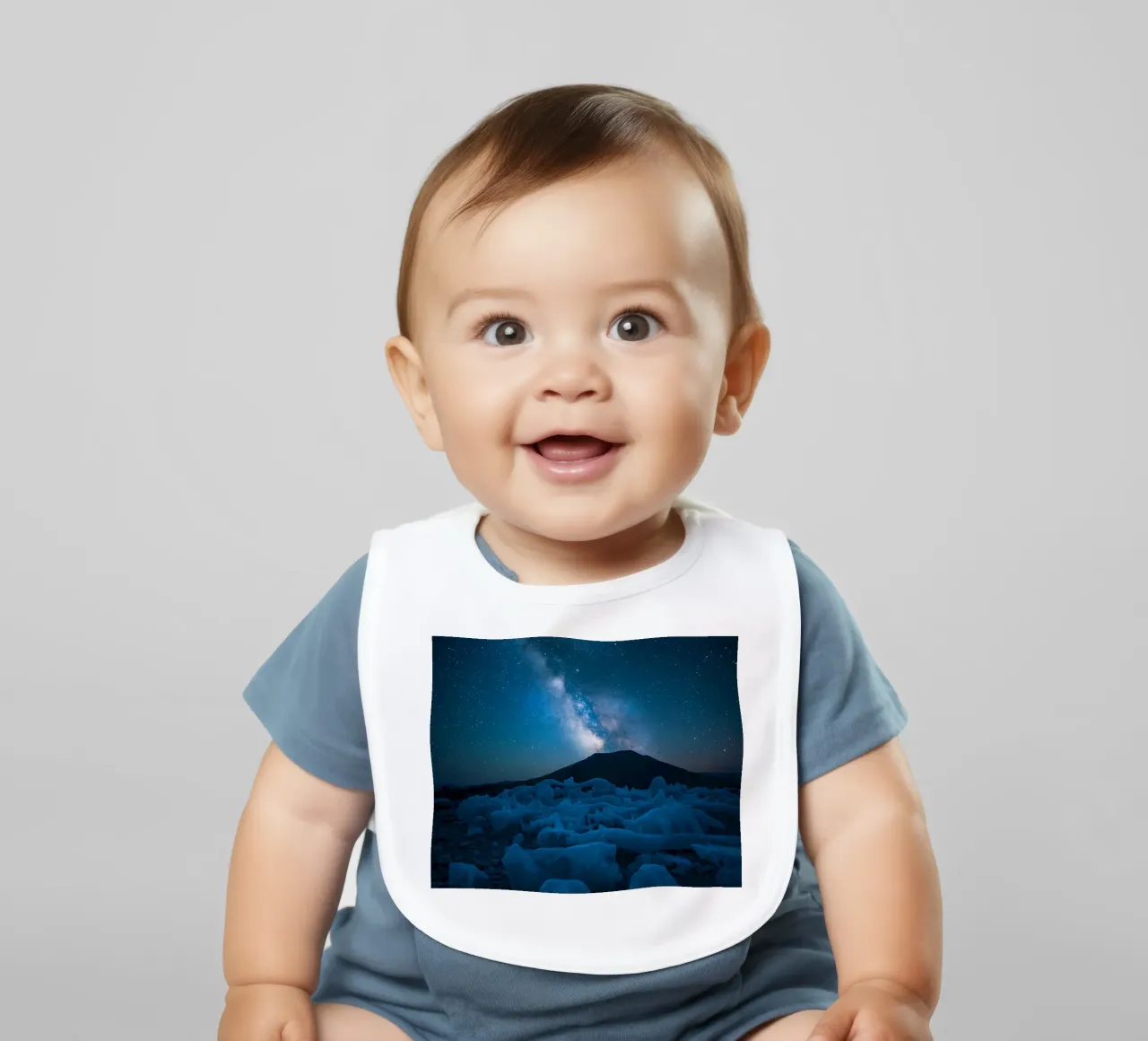 Paesaggio ghiacciato con montagna e Via Lattea di notte bavaglino da DesignDoodle