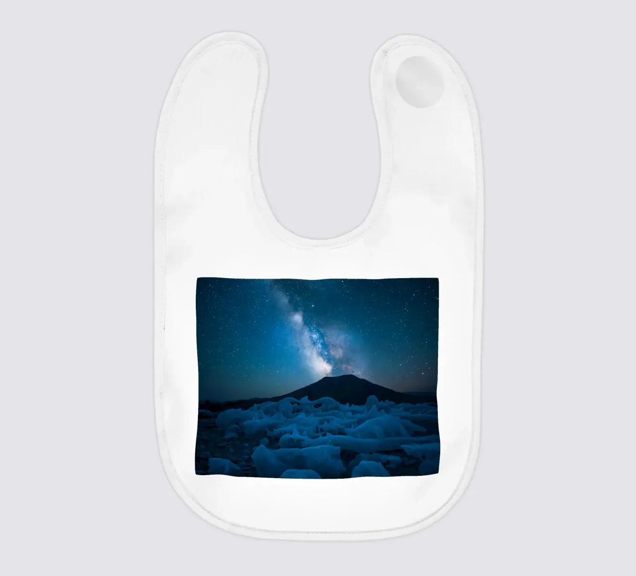Paesaggio ghiacciato con montagna e Via Lattea di notte bavaglino da DesignDoodle