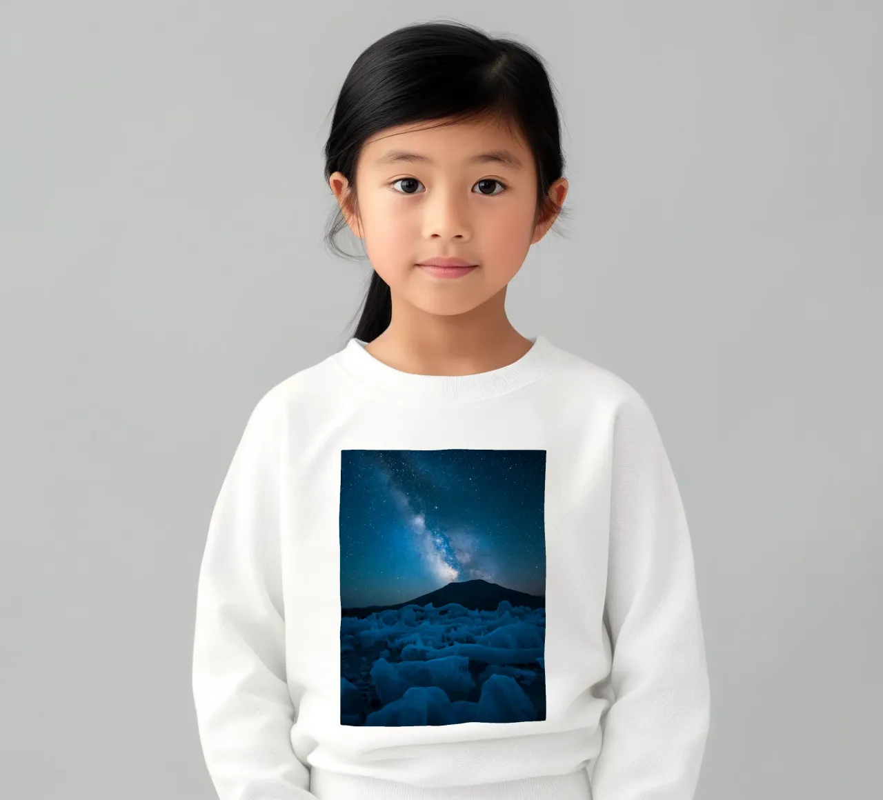 Paesaggio ghiacciato con montagna e Via Lattea di notte felpa bambino da DesignDoodle
