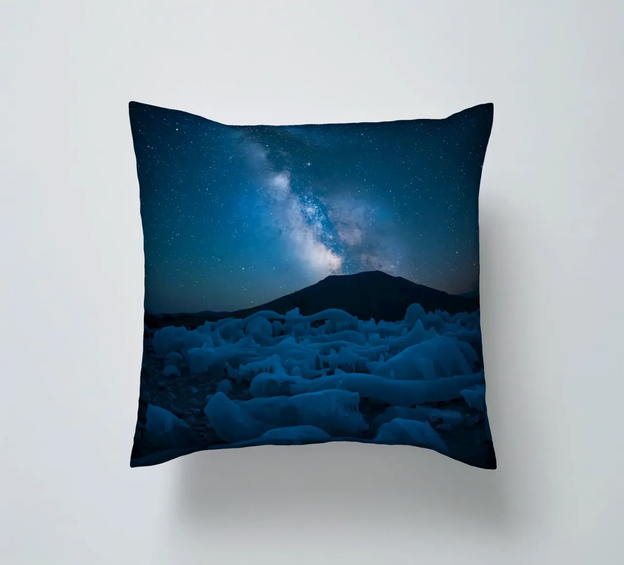 Paesaggio ghiacciato con montagna e Via Lattea di notte cuscino da DesignDoodle