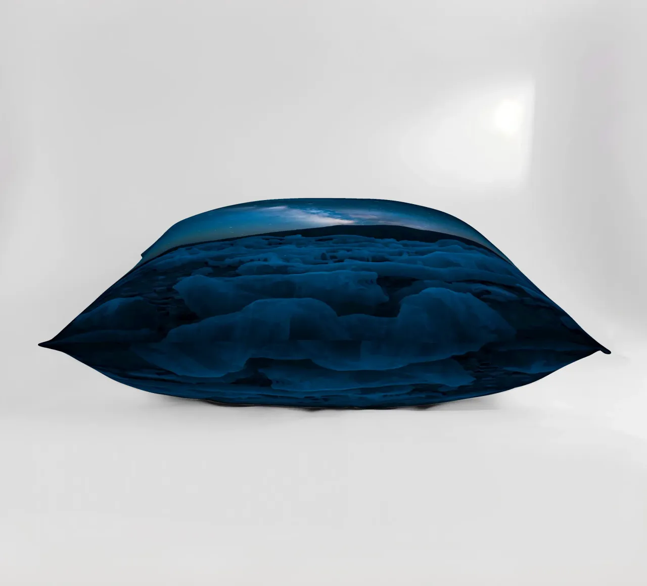 Paesaggio ghiacciato con montagna e Via Lattea di notte cuscino da DesignDoodle